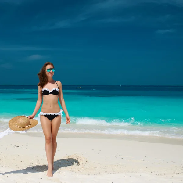 Femme en bikini à la plage — Photo