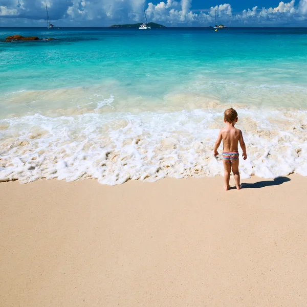 Menino brincando na praia — Fotografia de Stock