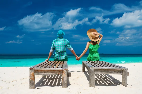 Casal na praia tropical — Fotografia de Stock