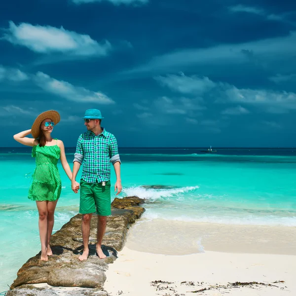 Tropik plajda bir çift — Stok fotoğraf