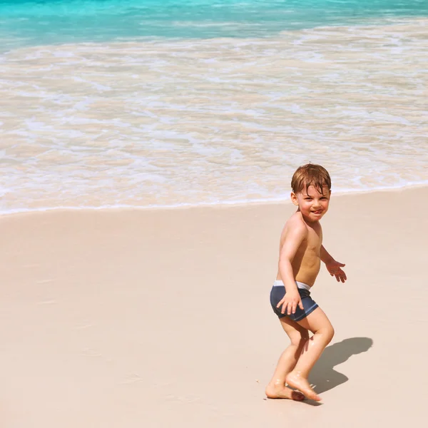 Menino brincando na praia — Fotografia de Stock