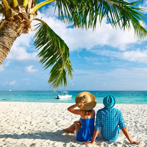 Koppel op strand op de Malediven — Stockfoto