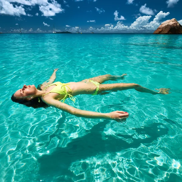 Femme en bikini jaune dans l'eau — Photo