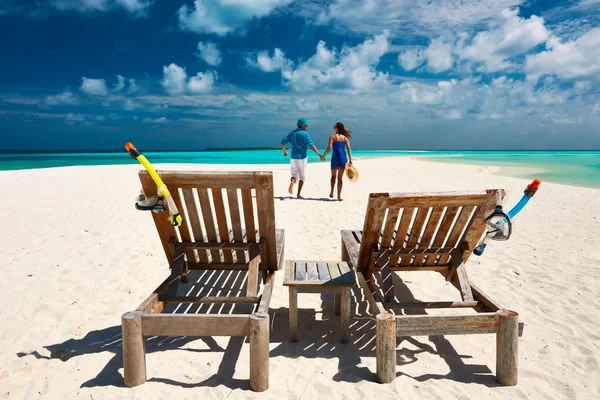 Casal na praia tropical — Fotografia de Stock