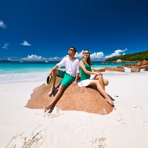 Koppel op strand van Seychellen — Stockfoto