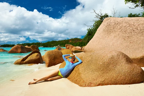 Mujer en hermosa playa — Foto de Stock