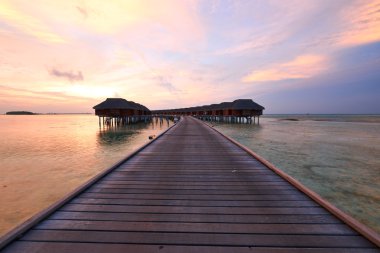 Maldivian sahilinde gün batımı