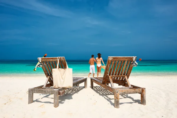 Pár na pláži v Maledivy — Stock fotografie
