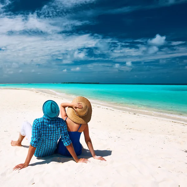 在马尔代夫海滩上的情侣 — 图库照片