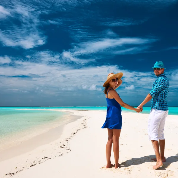 Pareja en la playa en Maldivas —  Fotos de Stock