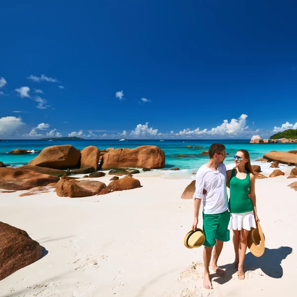 Pár séta a tengerparton a Seychelle-szigetek — Stock Fotó