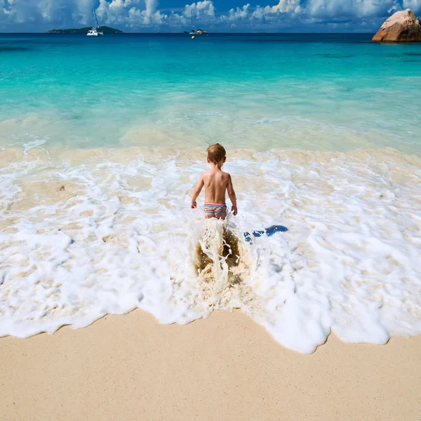 Två-årig pojke på stranden — Stockfoto