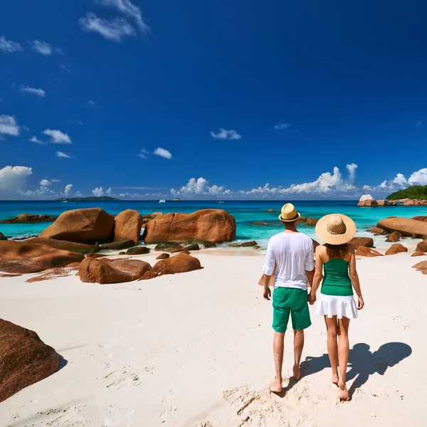Pareja caminando en la playa en Seychelles — Foto de Stock