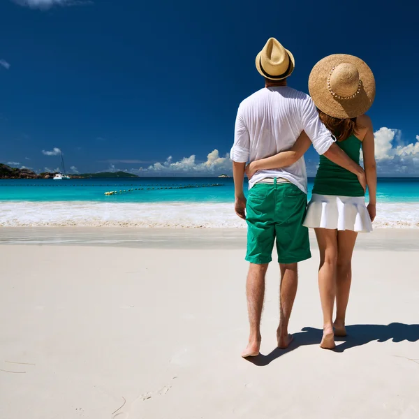 Paar spaziert am Strand der Seychellen — Stockfoto