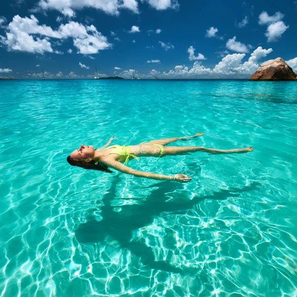 Vrouw in een gele bikini liegen — Stockfoto