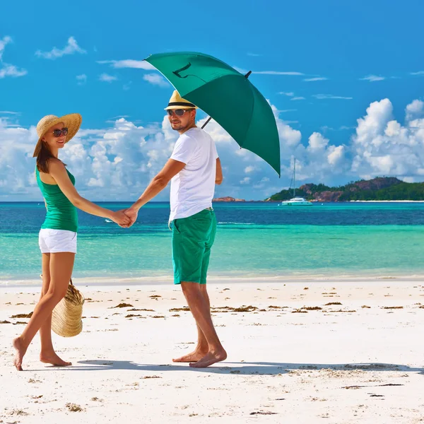 Casal na praia em Maldivas — Fotografia de Stock