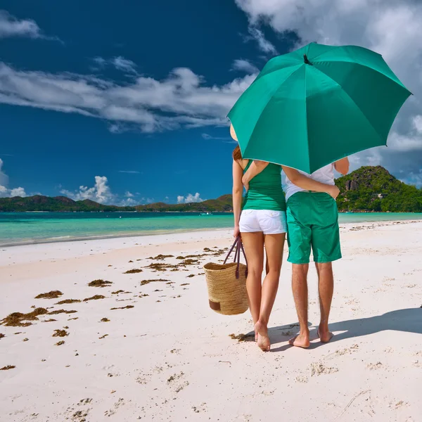 Koppel op strand op de Malediven — Stockfoto