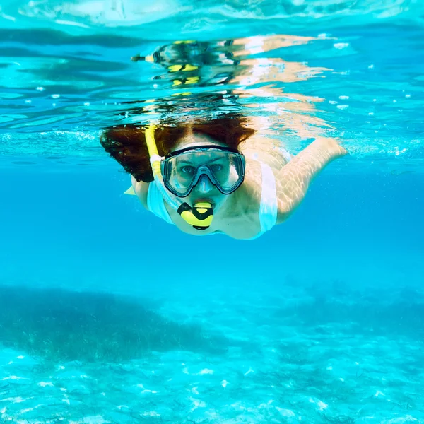 Donna con maschera snorkeling — Foto Stock
