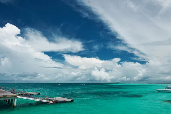 Vackra ö stranden med motorbåt — Stockfoto