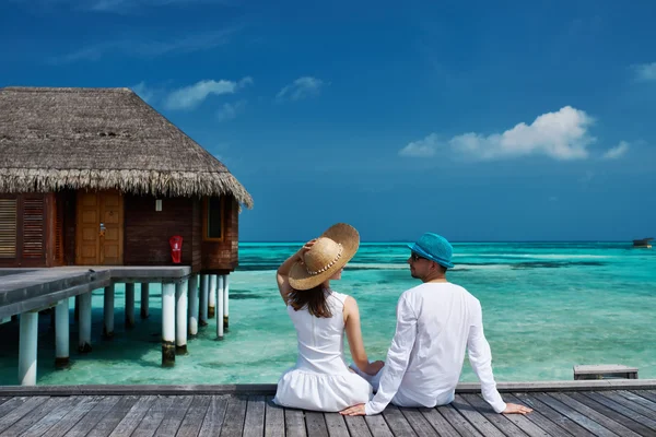 Casal no molhe da praia em Maldivas — Fotografia de Stock