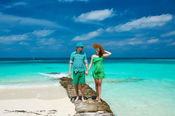 Casal na praia em Maldivas — Fotografia de Stock