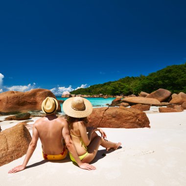 Sahilde oturan Çift