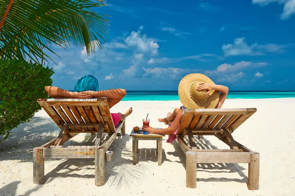 Couple on beach at Maldives — Stock Photo, Image