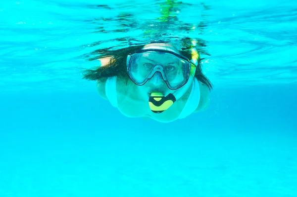 Женщина с маской для подводного плавания — стоковое фото