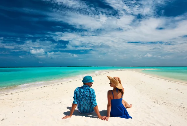 Coppia sulla spiaggia alle Maldive — Foto Stock