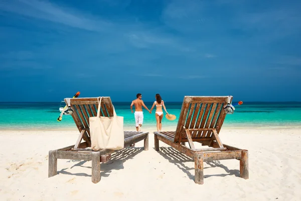 Paar lopen op het strand — Stockfoto