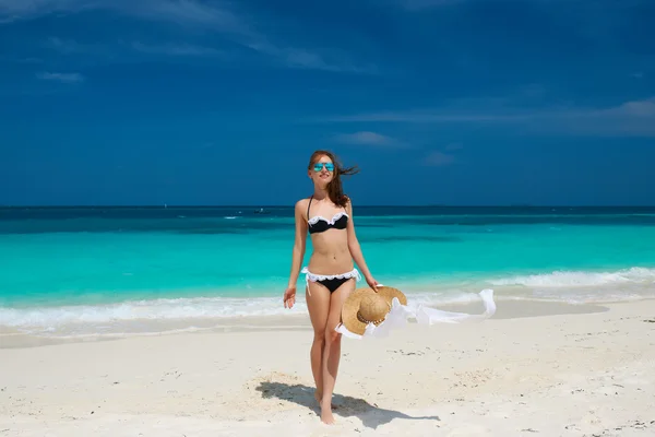 Frau im Bikini am Strand — Stockfoto