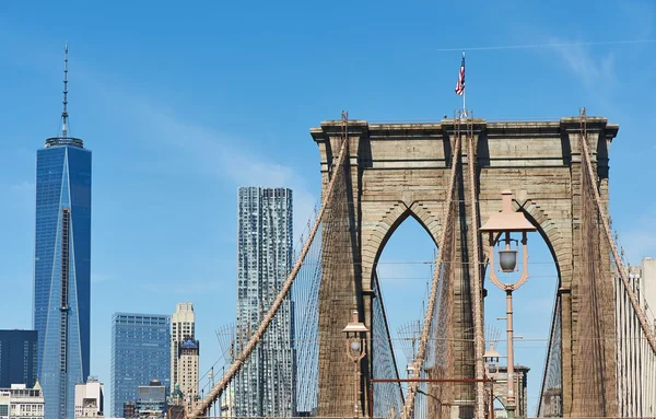 Brooklyn Bridge med Manhattan — Stockfoto