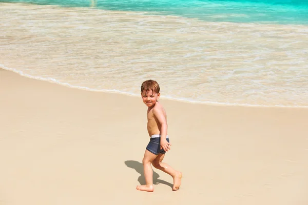 Menino brincando na praia — Fotografia de Stock