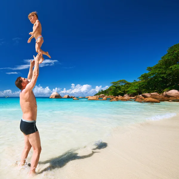 Pai e menino brincando na praia — Fotografia de Stock