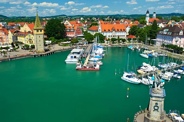 Båtar i hamnen i port Lindau — Stockfoto