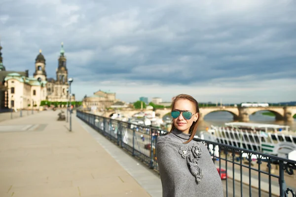 Городская женщина в Дрездене — стоковое фото