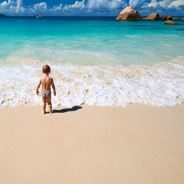 Jongen spelen op strand — Stockfoto