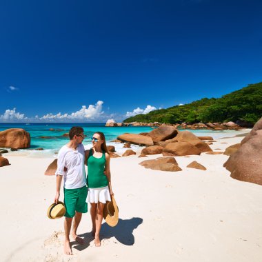 Kumsalda yürüyen çift