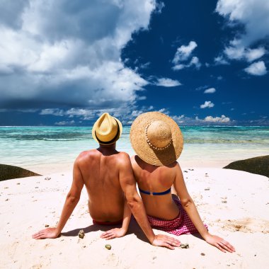 Seyşel Adaları, bir plajda couple