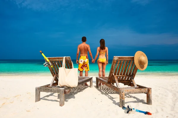 Couple on beach at Maldives — Stock Photo, Image