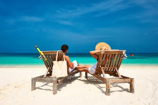 Casal na praia em Maldivas — Fotografia de Stock