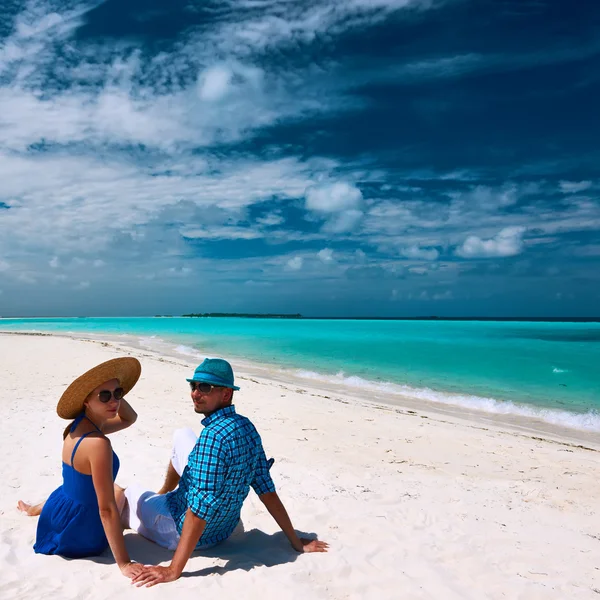 Pár a strandon a Maldív-szigetek — Stock Fotó