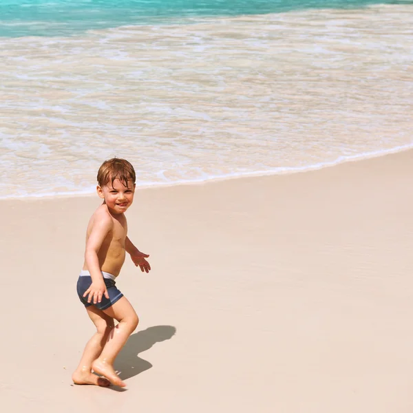 Jongen spelen op strand — Stockfoto