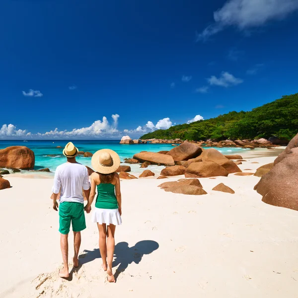 Couple walking on beach — Stock Photo, Image
