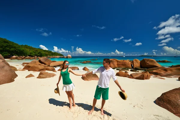 Couple s'amuser sur la plage — Photo