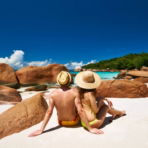 Couple sitting on beach — Stock Photo, Image