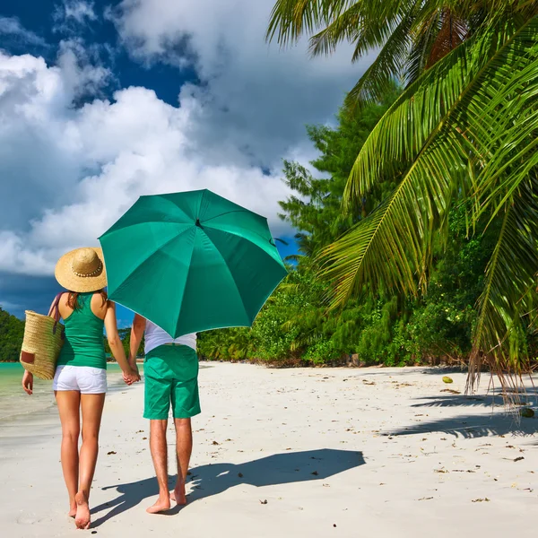 Couple on beach at Seychelles — Stock Photo, Image