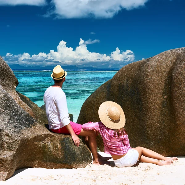 Pareja en una playa en Seychelles — Foto de Stock