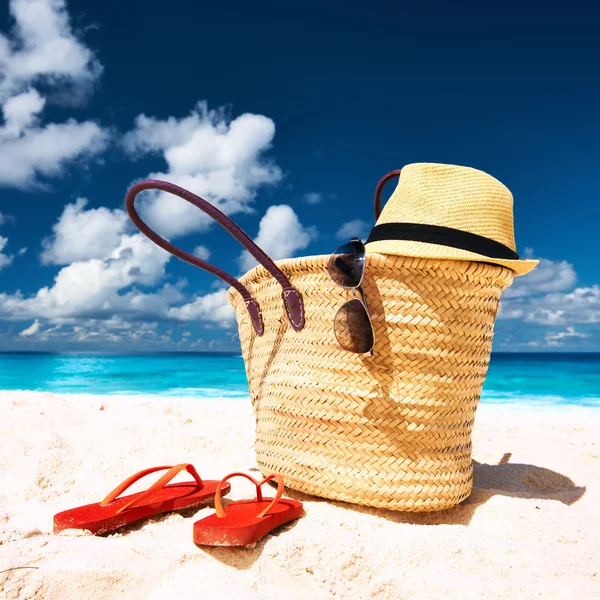 Strand met tas met accessoires — Stockfoto