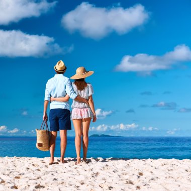 Seyşel Adaları, bir plajda couple